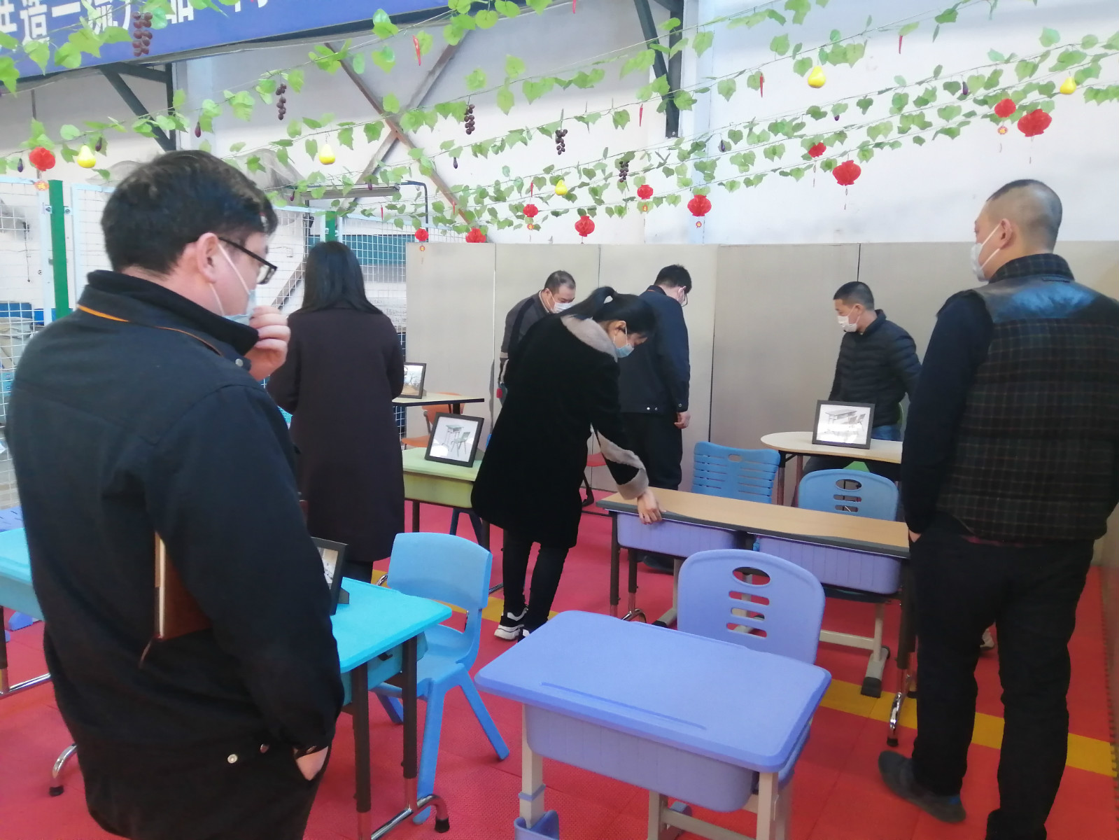 車(chē)間課桌椅展示區(qū)_meitu_1.jpg